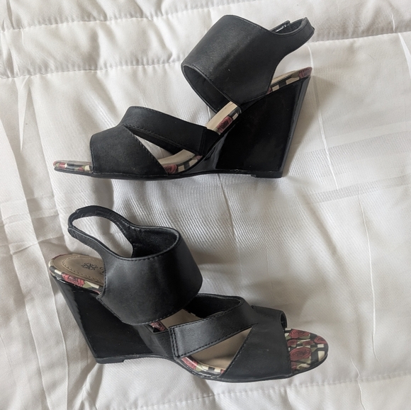 Cushion Walk by Avon Women's Size 7 Black Red Roses Faux Leather Wedge Sandals - Picture 6 of 12